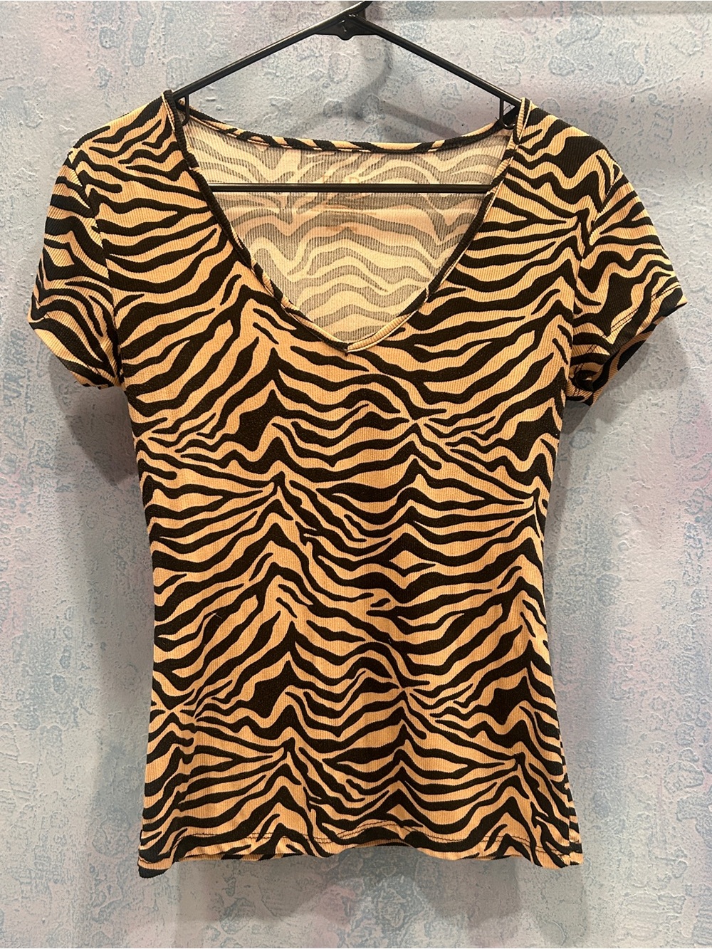 Women's Short-Sleeve V-Neck Animal Print Top - Tan/Black